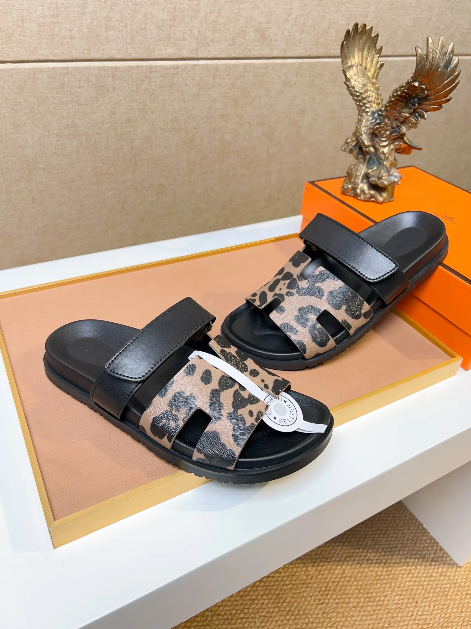 Men's clothing and shoes 💰340 💅💅💅 new arrival. Hermes Hermes official website latest counter synchronized new oran color leather H slippers, the original Paris version flew back to the original model and opened the mold to make it perfectly🍌The highest quality Sincerity, you can enter and leave the counter at will [Deyi] The upper is made of original customized  colored palm prints, crocodile print, ostrich print, colored cow leather, colored cow suede, 🤔 horse hair, 🥳 colored diamonds, 🥰 3D printing, and other genuine leather slippers, imported cow pattern foot pad lining, Italian  latest original genuine leather combination outsole Code number: 38-48 (customized at 46.47.48) Can be made into picture combination sole with genuine leather pattern and ordinary molded outsole